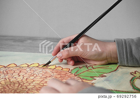 絵を描いている子供 水彩画 絵を描いている子供 水彩画 69292756