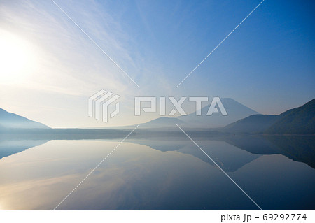 早朝の本栖湖と富士山 69292774