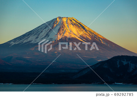 朝日に染まる早朝の富士山	 69292785