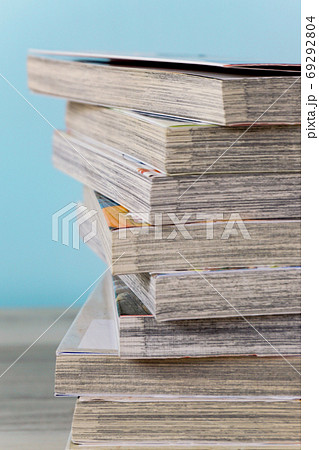 山積みのマンガ本 の写真素材