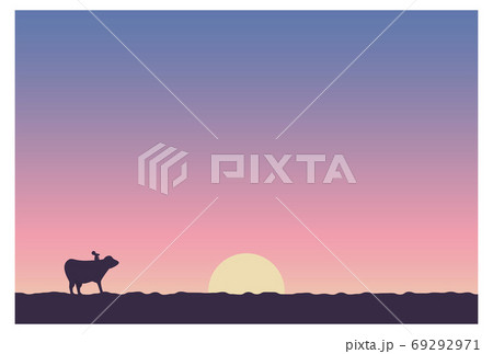 背中にねずみの乗った牛のシルエット 夜明けのイラスト素材