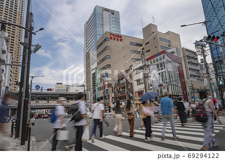 都市風景 人と街 中目黒駅前の人通り 東京都目黒区の写真素材 [69294122] - PIXTA