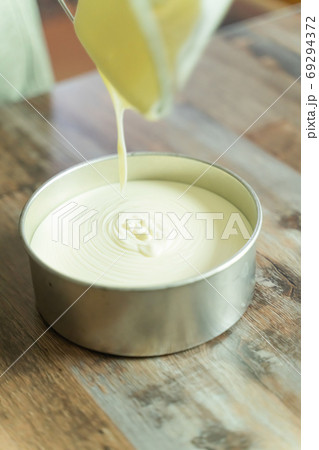 レアチーズケーキを作る工程　レシピ　ケーキ型に流し込む 69294372