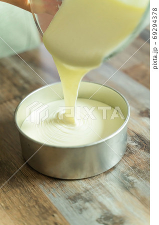 レアチーズケーキを作る工程 レシピ 型に生地を流し込む レアチーズケーキを作る工程 レシピ 型に生地を流し込む 69294378