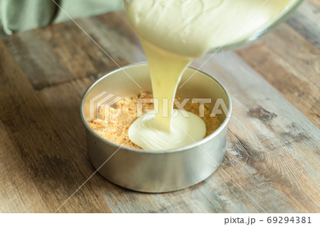 レアチーズケーキを作る工程 レシピ 型に生地を流し込む レアチーズケーキを作る工程 レシピ 型に生地を流し込む 69294381