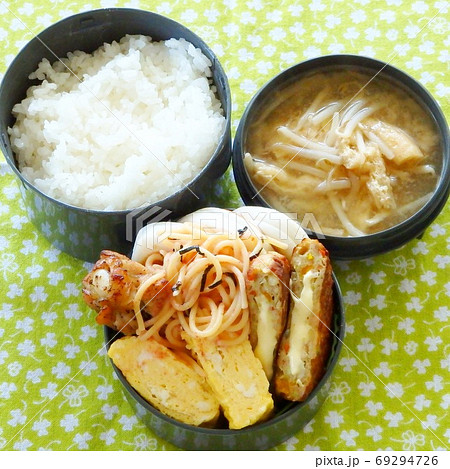 おかずに明太子スパゲティの入った手作り弁当 69294726