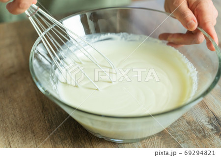 レアチーズケーキを作る工程　レシピ　手元 69294821