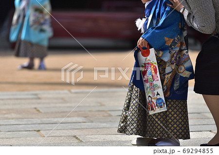 七五三 境内で記念撮影の親子 七五三 境内で記念撮影の親子 69294855