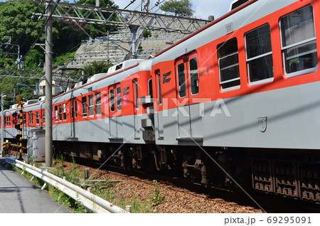 神戸電鉄有馬 三田線 長田駅付近を走る三田行普通電車の写真素材