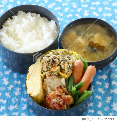 盛り沢山に玉子焼きやウインナーなどのおかずが詰め込まれた手作り弁当 69295494