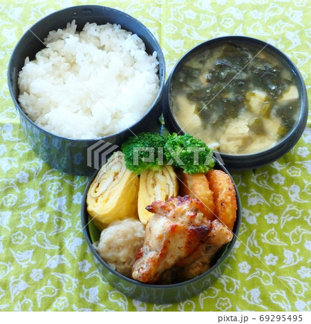 おかずに玉子焼きとチキンと焼売の入った手作り弁当 おかずに玉子焼きとチキンと焼売の入った手作り弁当 69295495