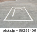 White parking sign on the ground without any arrow for direction 69296406
