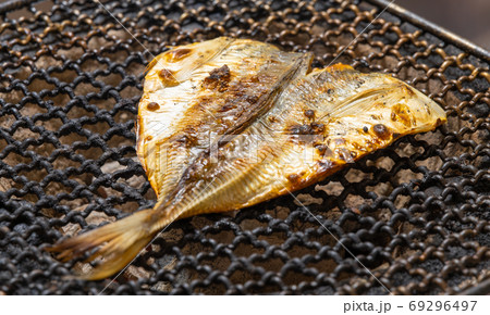 あじ白みりん干物、七輪で炭火焼 69296497