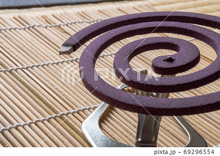 紫色の蚊取り線香 69296554