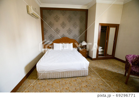 ホテルのベッドルーム ホテルのベッドルーム 69296771