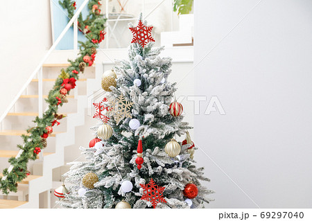 部屋に飾り付けられたクリスマスツリーの写真素材