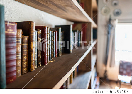 本の並んだ本棚　図書館 69297108