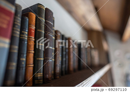 本の並んだ本棚　図書館 69297110