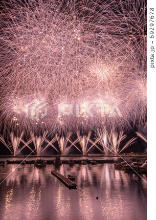 8月静岡 熱海 熱海海上花火大会の大空中ナイアガラの写真素材