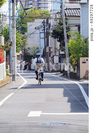 自転車警察官が管轄内をパトロールしている:安心感 自転車警察官が管轄内をパトロールしている:安心感 69297728