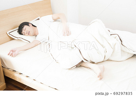 寝相が悪い男性 69297835