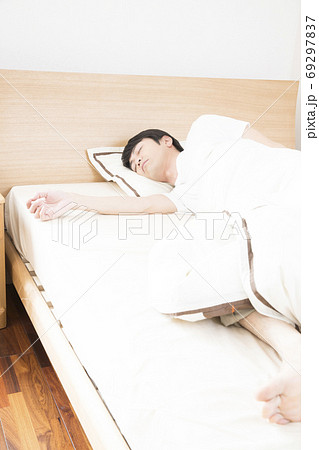寝相が悪い男性 69297837
