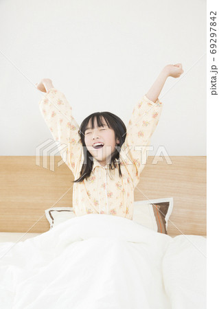 伸びをする少女 伸びをする少女 69297842