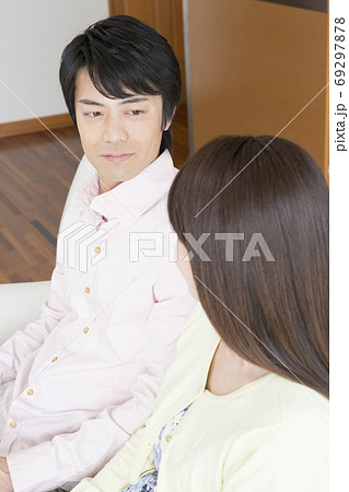 会話をする夫婦 会話をする夫婦 69297878