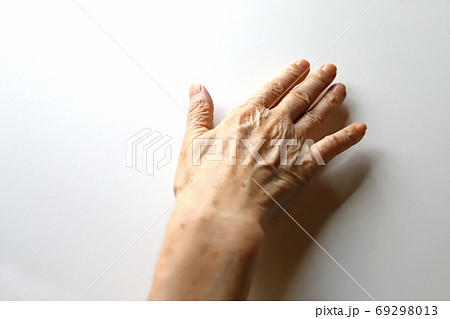 シニア女性、おばあちゃんの右手 69298013