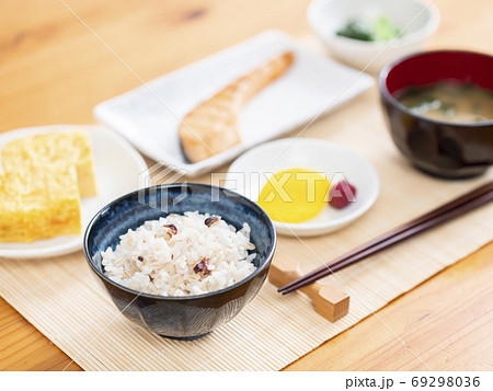 和食の朝食　もち麦雑穀米 69298036