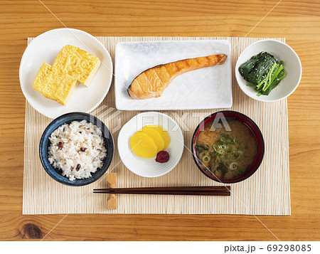 和食の朝食　もち麦雑穀米 69298085