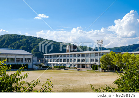 夏休みの学校 69298178