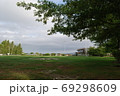 公園と覆う雲 69298609