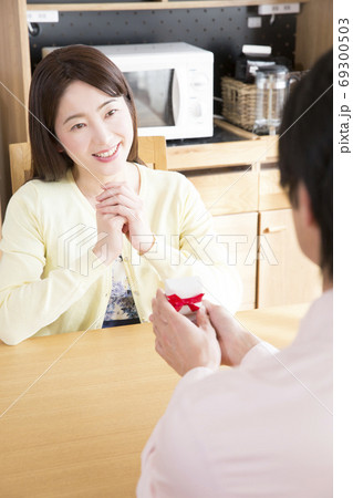 プレゼントを受け取る妻 69300503