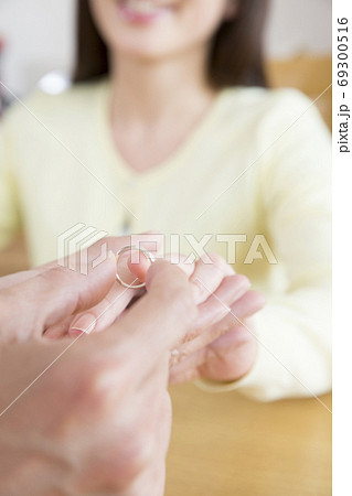 指輪をプレゼントする夫 69300516