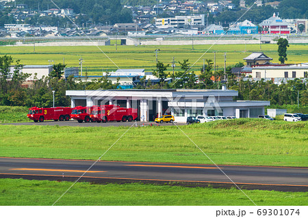空港の風景　空港用化学消防車　宮城県名取市 69301074