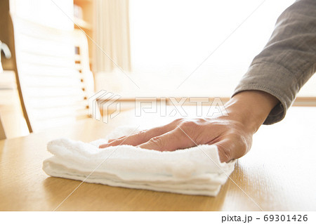 テーブルを拭く手元の写真素材
