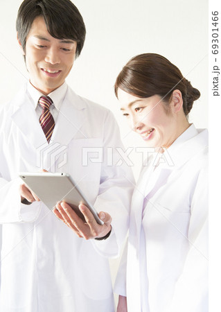 電子カルテを見る医師と看護師 電子カルテを見る医師と看護師 69301466