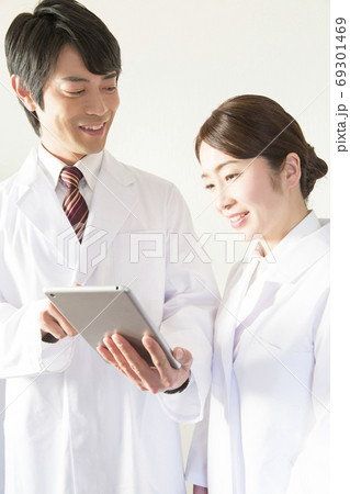 電子カルテを見る医師と看護師 69301469