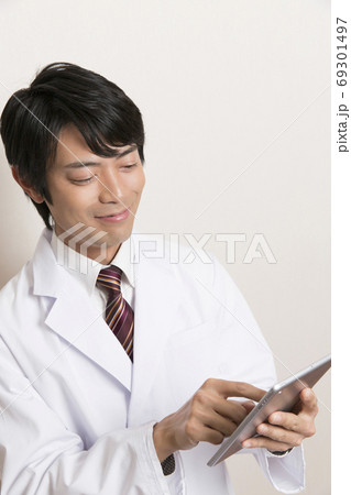 タブレットPCを見る医師 69301497
