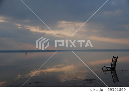 トゥズ湖の夕暮れ トルコの塩湖 トゥズ湖の夕暮れ トルコの塩湖 69301869