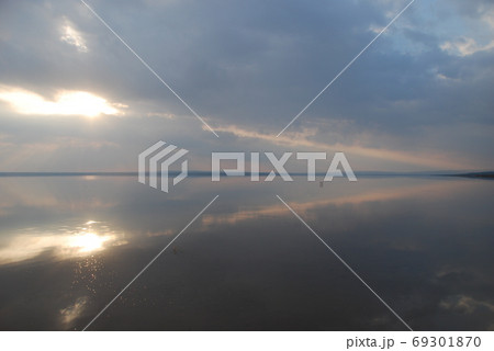 トゥズ湖の夕暮れ　トルコの塩湖 69301870