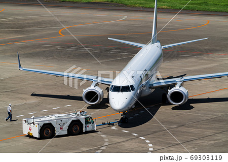 空港の風景 トーイングトラクターと飛行機 宮城県名取市 空港の風景 トーイングトラクターと飛行機 宮城県名取市 69303119