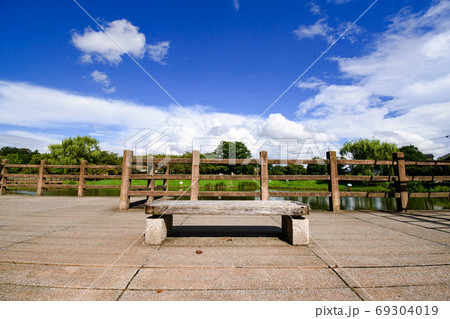 西城沼公園とベンチ 69304019