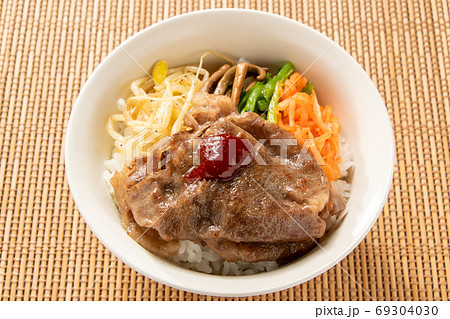 ビビンバ風焼肉丼。 69304030