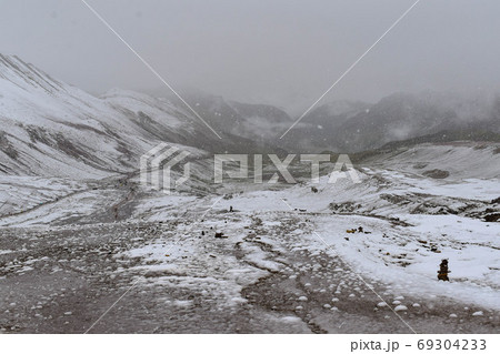 ペルー・レインボーマウンテン・雪景色 ペルー・レインボーマウンテン・雪景色 69304233