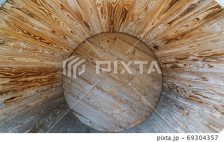 木目が美しい大樽の底（大桶の内部） 69304357