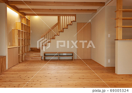 新築木造家屋のリビング 69305324