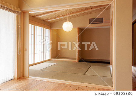 新築木造家屋の和室・仏間 69305330