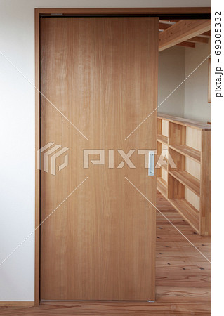 新築木造家屋のドア 69305332